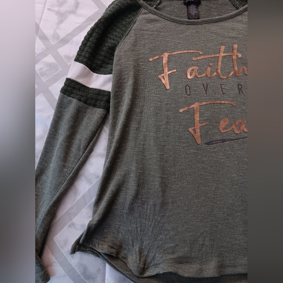 Ladies Graphic Long Sleeve Size Small - Picture 2 of 3